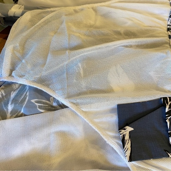 New Men's size Medium Goodthreads classic swim trunks blue navy white hibiscus - Picture 9 of 9